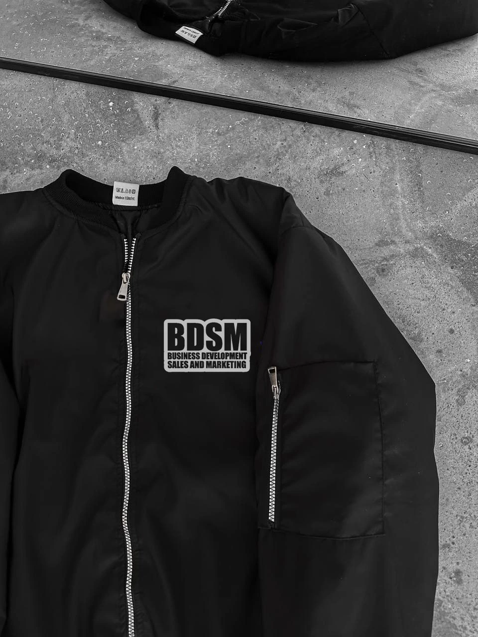 Siyah Bomber Mont - Fermuarlı, Cepli, Kapitone Astarlı, Göğüs Baskılı -