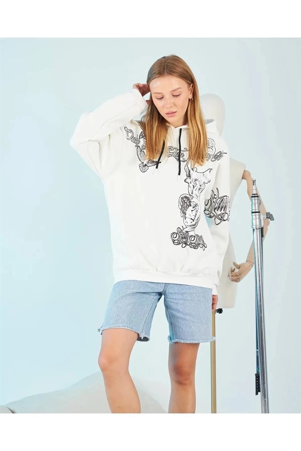 Kapüşonlu Üç İplik Sweatshirt - Beyaz Strong Heykel Baskılı, Rahat Kalıp, Kanguru Cepli Modern Tasarım -